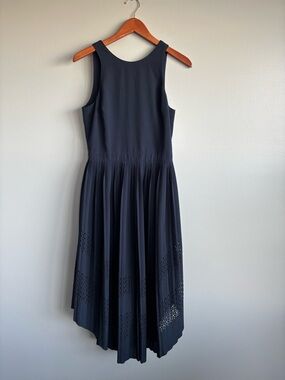Banana Republic Laser-Cut
Curved-Hem Midi Dress Navy
Blue Tie Neck Pleated Sz 2